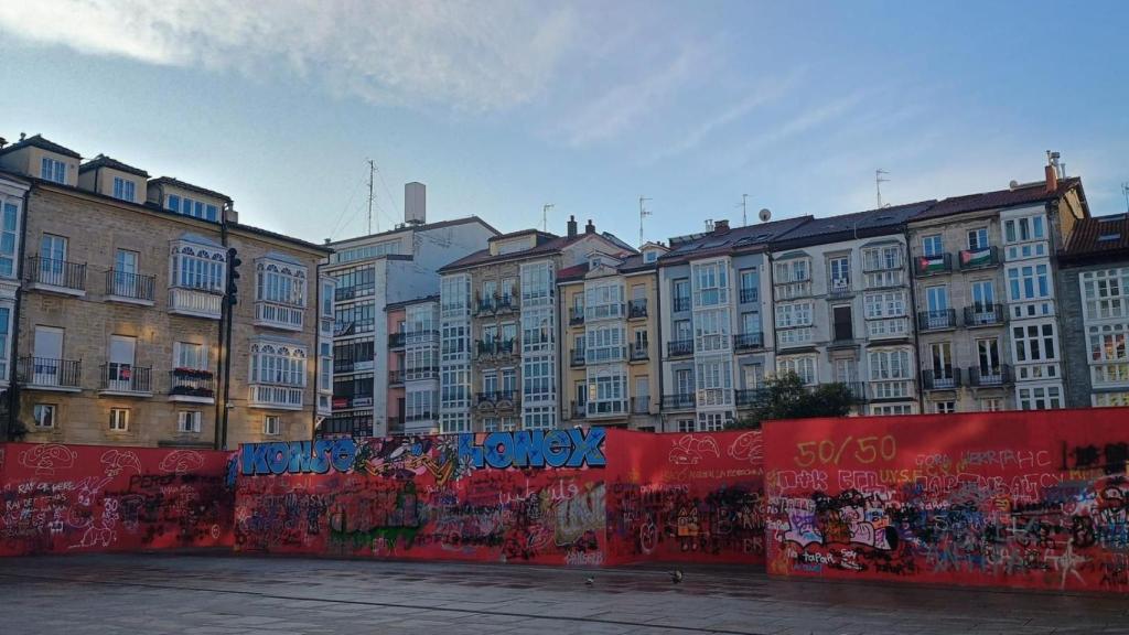 Pintadas en el nuevo muro de la Virgen Blanca / X Denis Itxaso