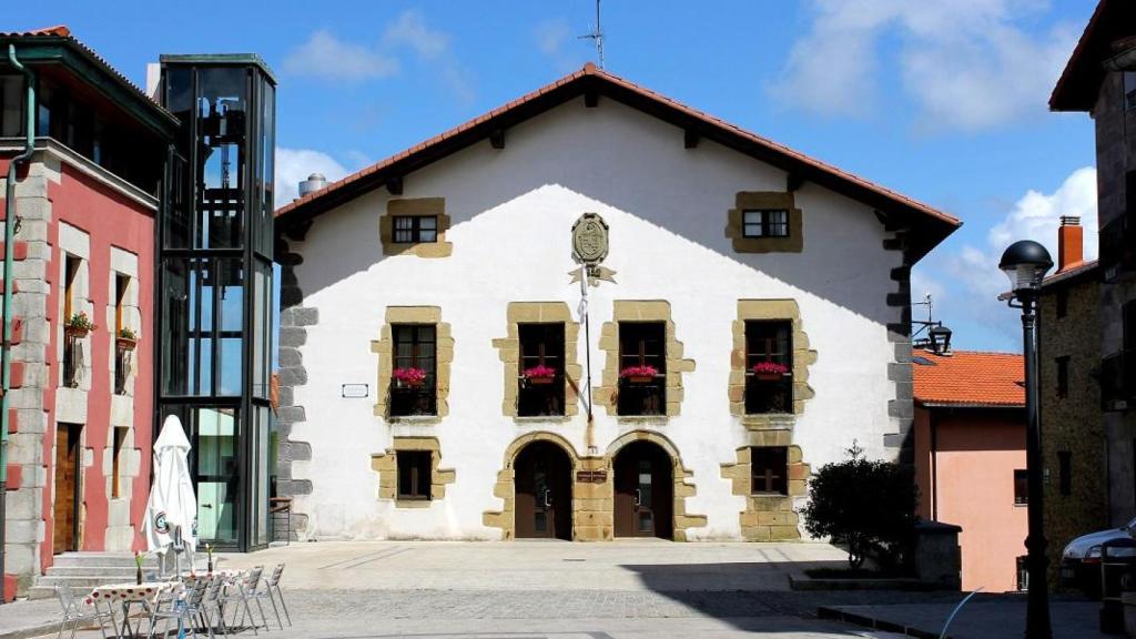 Consistorio en el centro urbano de Aia / Aiako Udala