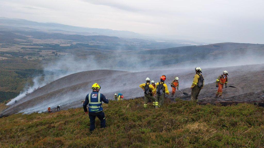 Bomberos trabajan para apagar un incendio en la sierra alavesa de Elguea / X SOS Deiak