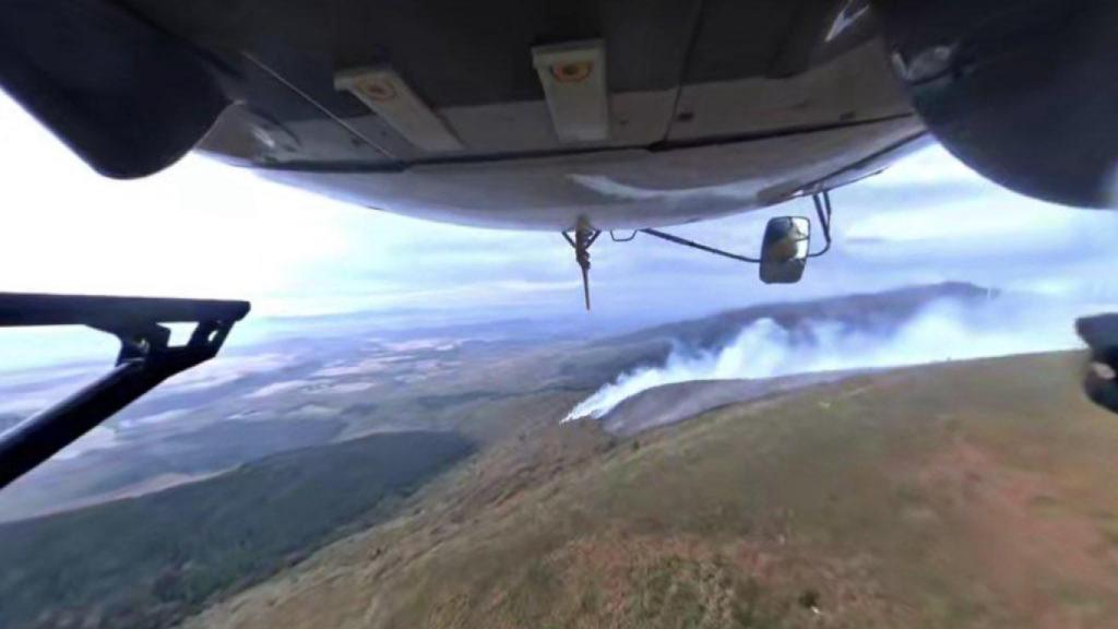 Un helicóptero se ha incorporado a las labores de extinción del fuego / X SOS Deiak