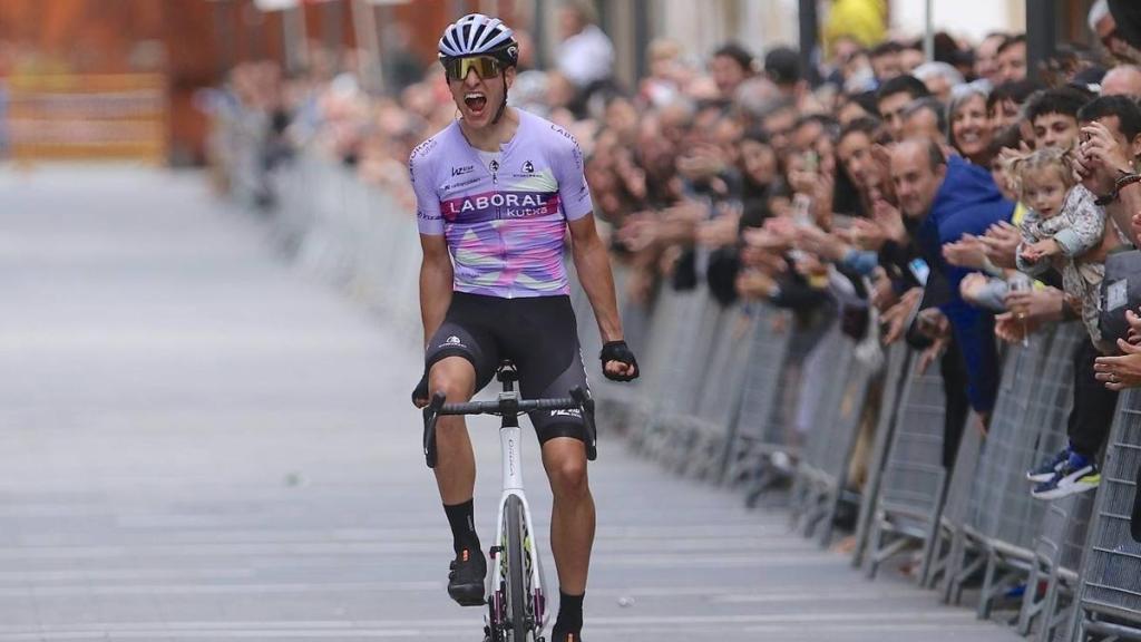 Unai Zubeldia celebra un triunfo de etapa.