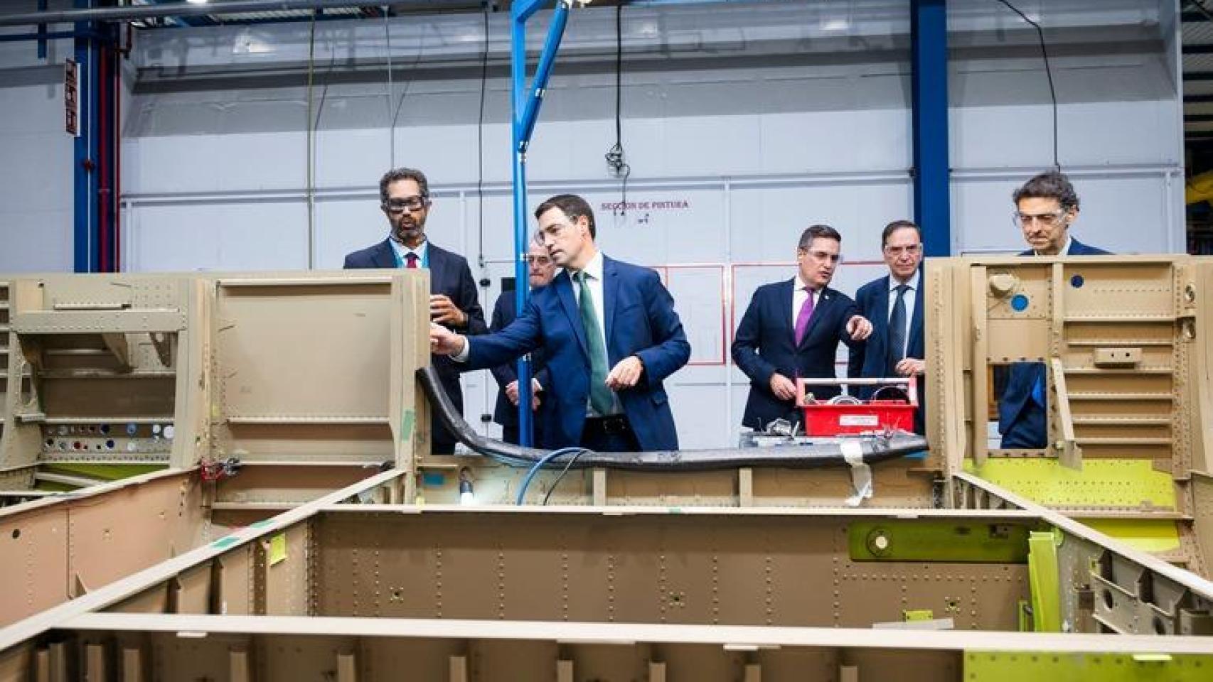 El lehendakari, Imanol Pradales, y el consejero de Industria, Mikel Jauregi, vigilan las intalaciones de Aernnova junto a Ricardo Chocarro