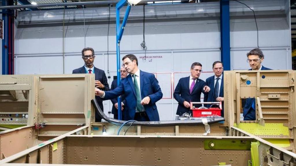 El lehendakari, Imanol Pradales, y el consejero de Industria, Mikel Jauregi, vigilan las intalaciones de Aernnova junto a Ricardo Chocarro