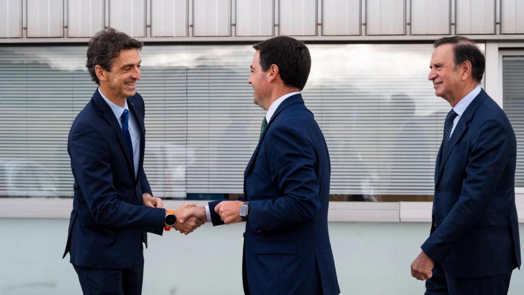 El CEO de Aernnova, Ricardo Chocarro y el lehendakari, Imanol Pradales, se saludan en el marco de la visita a la planta de Aernnova en Berantevilla