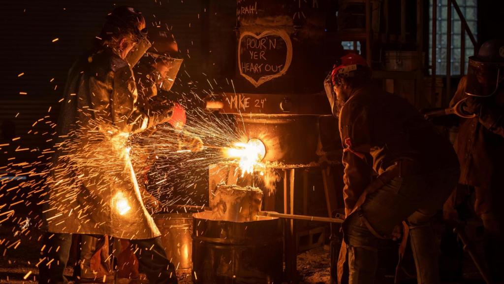 Trabajos en una fundición.