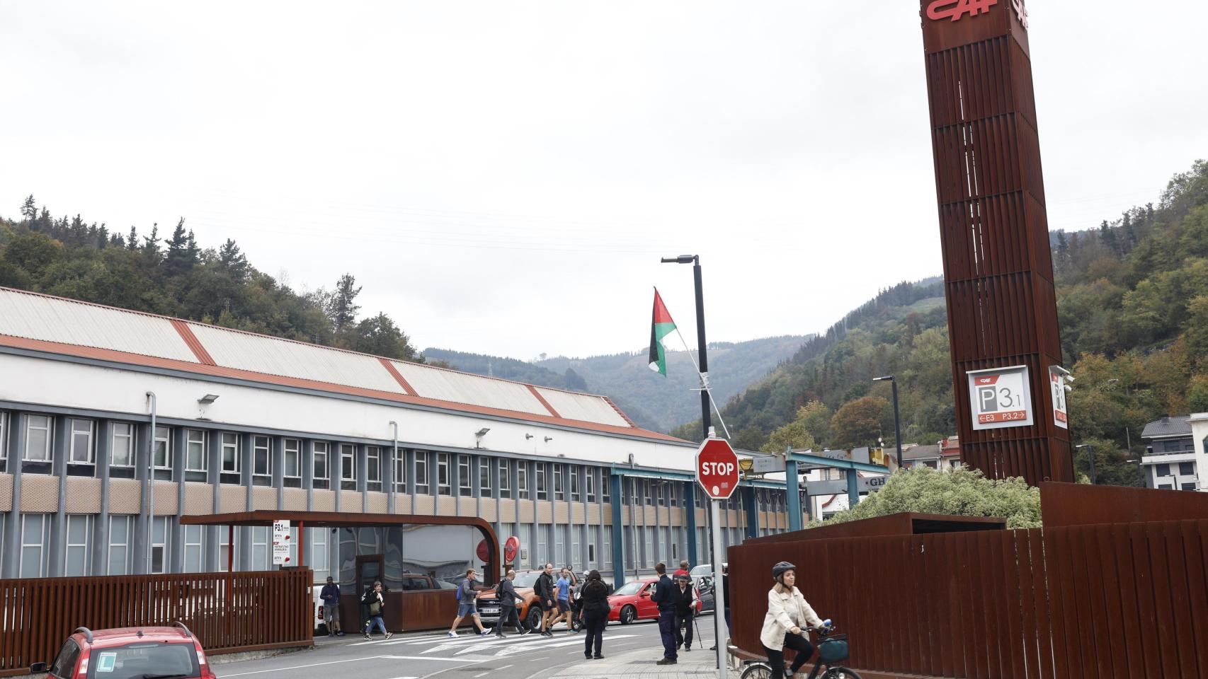 Trabajadores de la empresa CAF de Beasain, salen de la fábrica para secundar la jornada de paros convocada el 15 de octubre