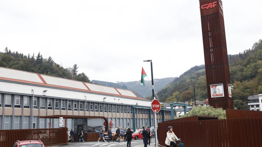 Trabajadores de la empresa CAF de Beasain, salen de la fábrica para secundar la jornada de paros convocada el 15 de octubre