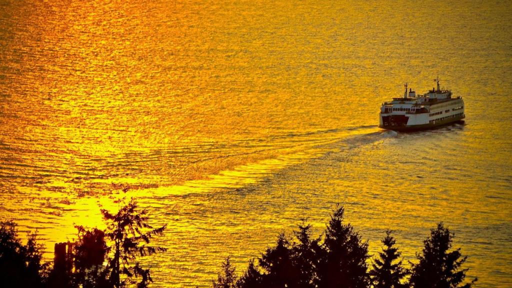 Un ferry navega junto a la costa