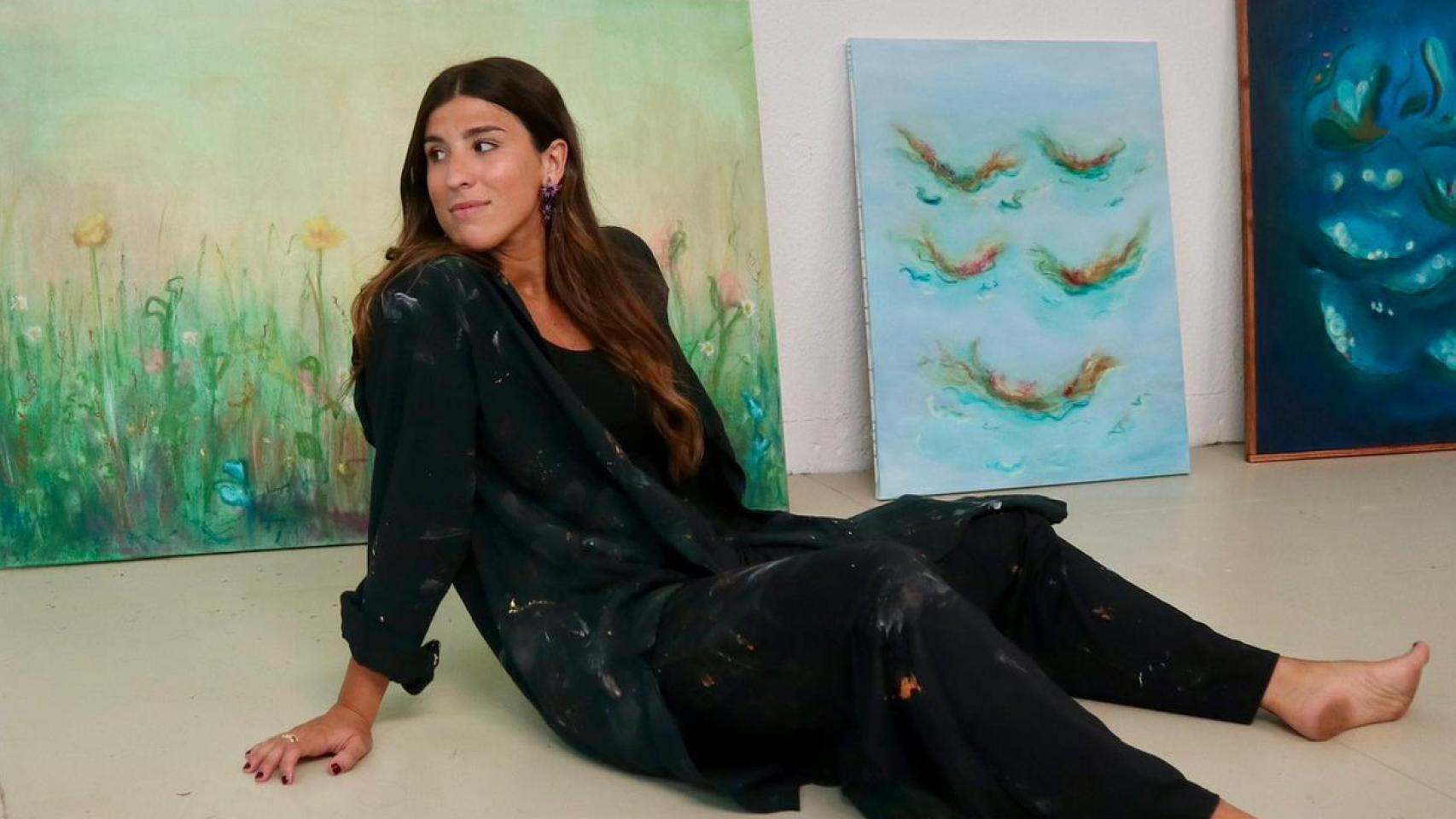 Begoña Losada, artista emergente de 26 años, posa junto a una de sus obras en su estudio de Bilbao