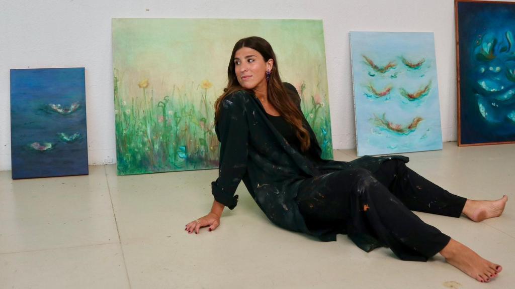 Begoña Losada, artista emergente de 26 años, posa junto a una de sus obras en su estudio de Bilbao