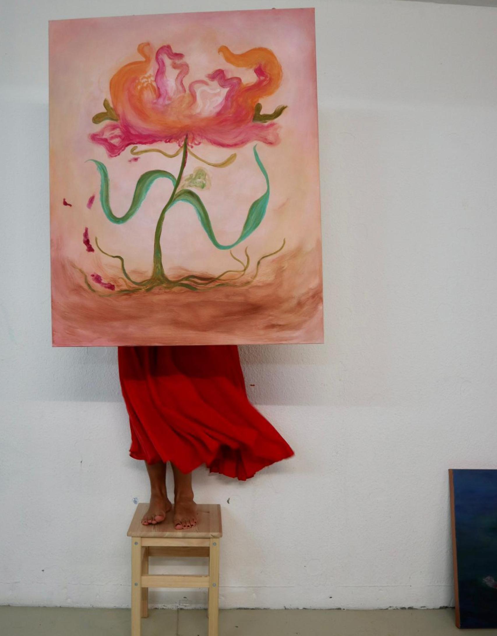 La artista Begoña Losada posa junto a 'The Bloom' en su estudio de Bilbao; pastel sobre lienzo; 100x81cm; 760 euros