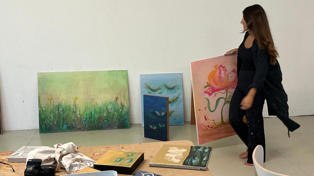 La artista bilbaína Begoña Losada en su estudio en Bilbao con parte de la obra de 'Coexistir'