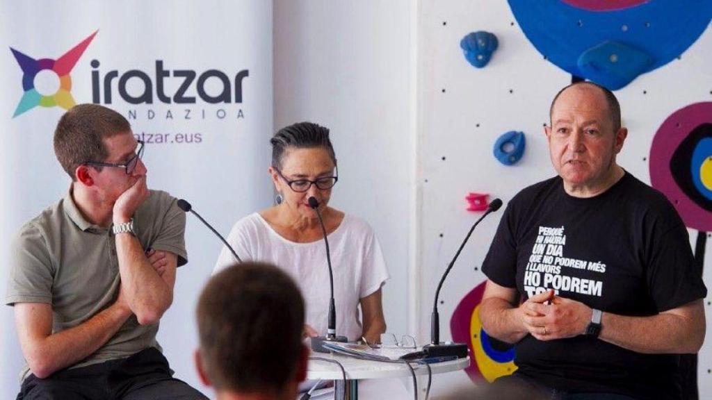 Acto de la Fundación Iratzar con la exintegrante de ETA Elena Beloki (centro) y el ahora eurodiputado Pernando Barrena (derecha).