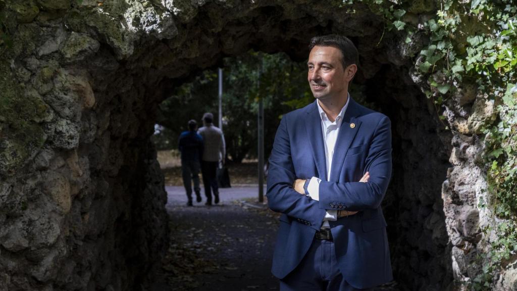 Mikel Torres posa a las afueras del Parlamento Vasco / Araba Press
