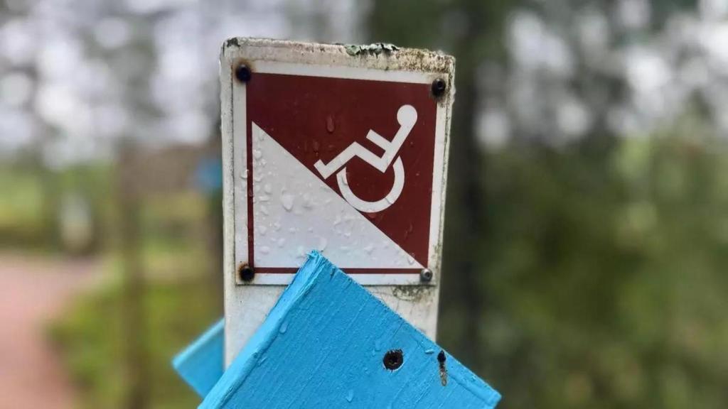 Señal para sillas de ruedas en el parque nacional de Nuuksio