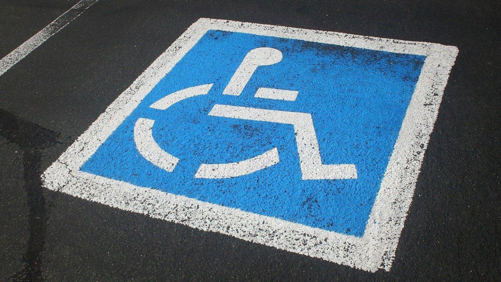Aparcamiento reservado para personas con discapacidad