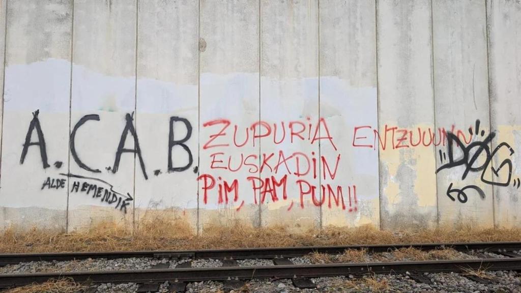 Pintadas contra el consejero de Seguridad Bingen Zupiria en la localidad gipuzcoana de Zestoa