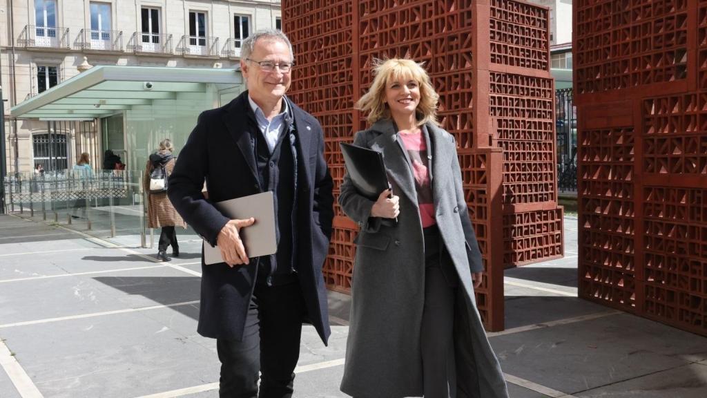 El rector de la Universidad, Joxerramon Bengotxea, en una foto de archivo en la entrada del Parlamento vasco a 16 de abril de 2025