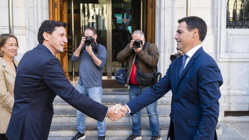 El consejero de Hacienda y Finanzas, Noël D'Anjou, y el lehendakari, Imanol Pradales