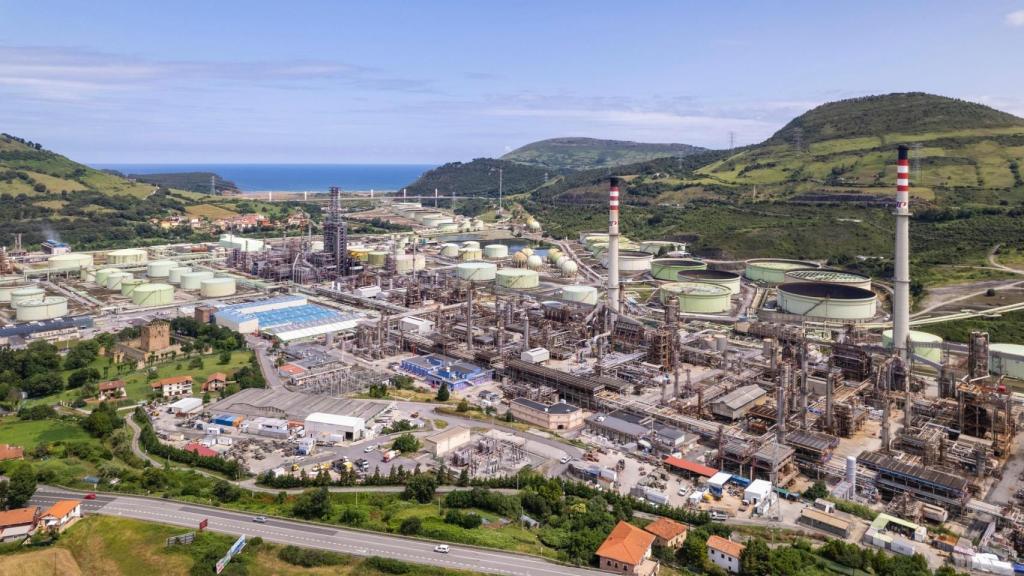Imagen aérea de la refinería Petronor, de Repsol, que prevé arrancar el electrolizador de 100 MW en 2028