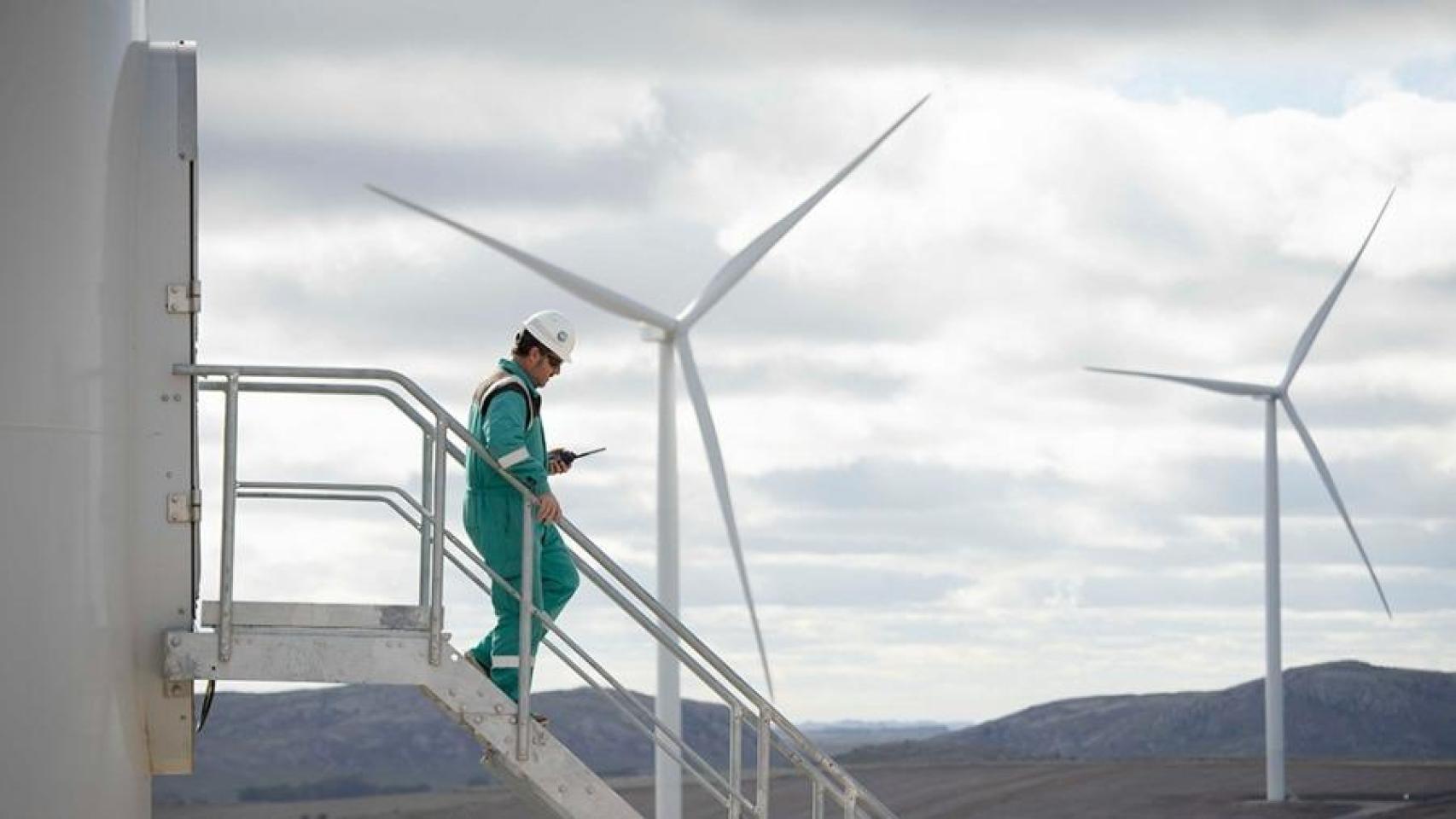 Imagen de archivo de un operario de un parque eólico