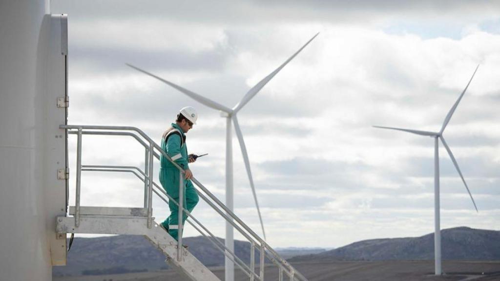 Imagen de archivo de un operario de un parque eólico