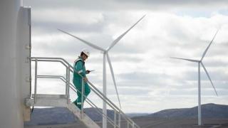 Imagen de archivo de un operario de un parque eólico