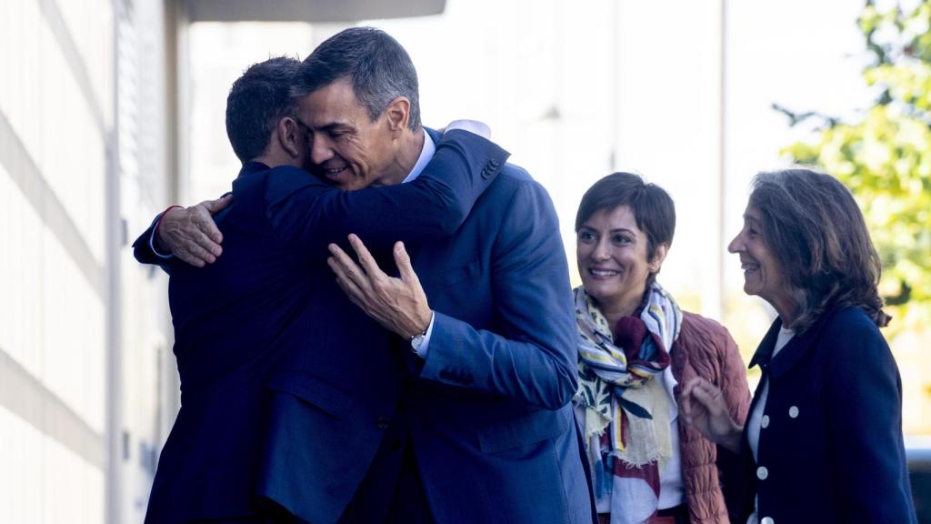 Pedro Sánchez saluda al consejero de Vivienda vasco, Denis Itxaso, durante una visita a una promoción de 152 viviendas de alquiler asequible en el barrio vitoriano de Salburua a 7 de octubre de 2025