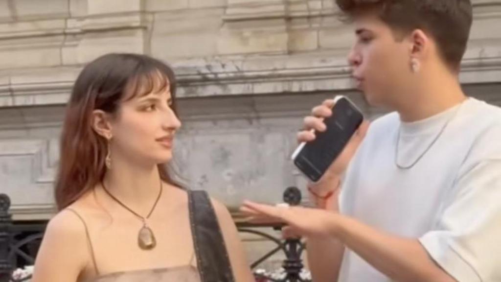 Una vecina de Bilbao siendo entrevistada.