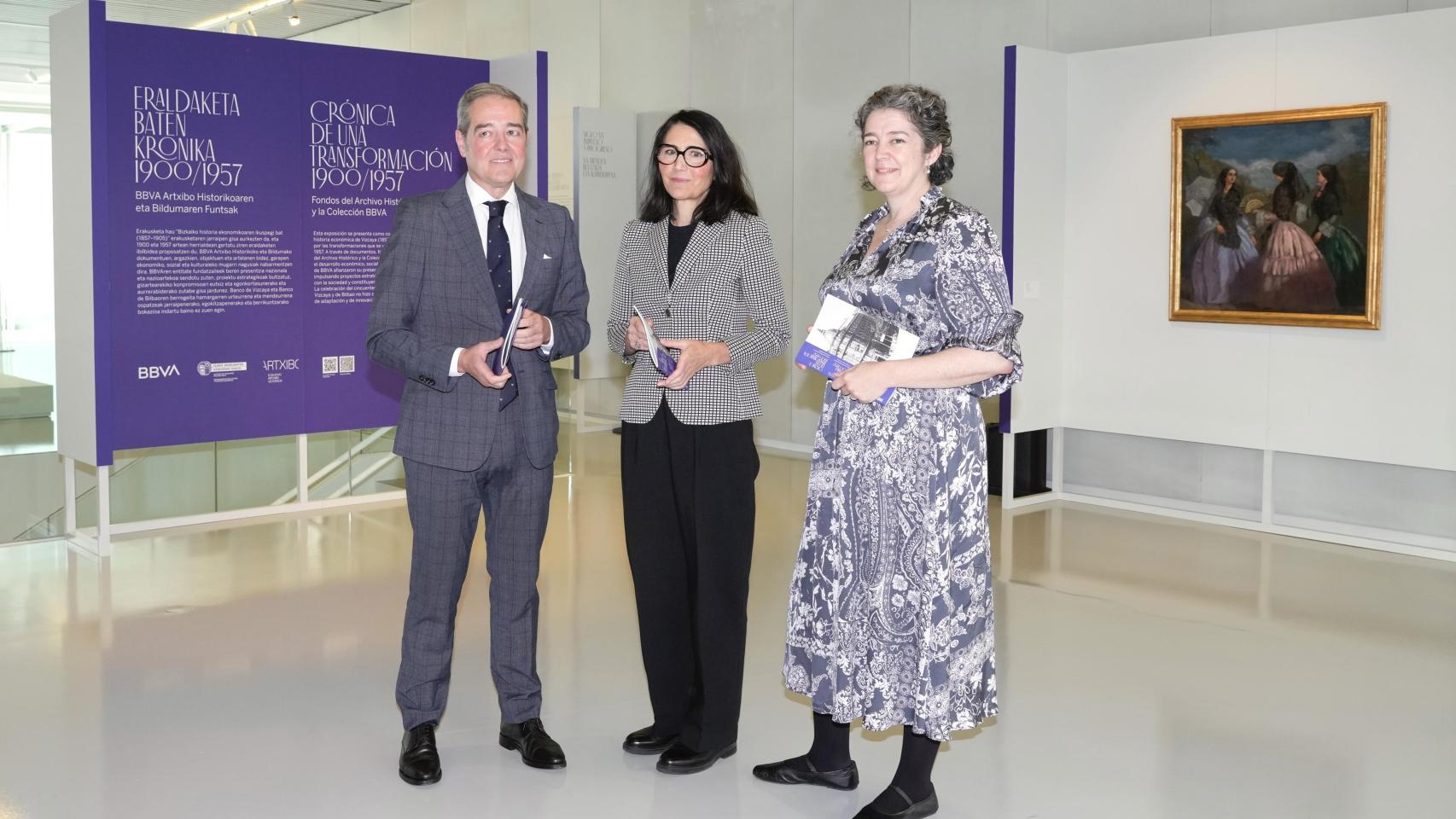 Andoni Iturbe, viceconsejero de Cultura y Política del Gobierno Vasco; Elisa Dorronsoro, directora de Banca Privada Territorial Norte de BBVA y Urkidi Salaberria, Directora de Patrimonio Cultural, Propiedad Intelectual y Depósito Legal.
