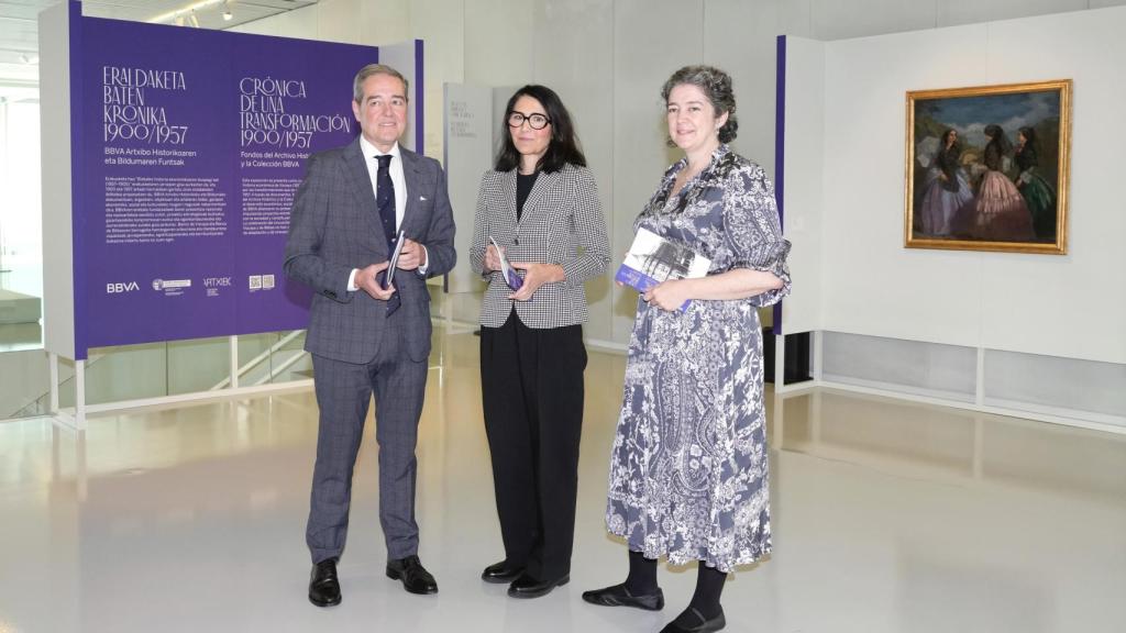 Andoni Iturbe, viceconsejero de Cultura y Política del Gobierno Vasco; Elisa Dorronsoro, directora de Banca Privada Territorial Norte de BBVA y Urkidi Salaberria, Directora de Patrimonio Cultural, Propiedad Intelectual y Depósito Legal.