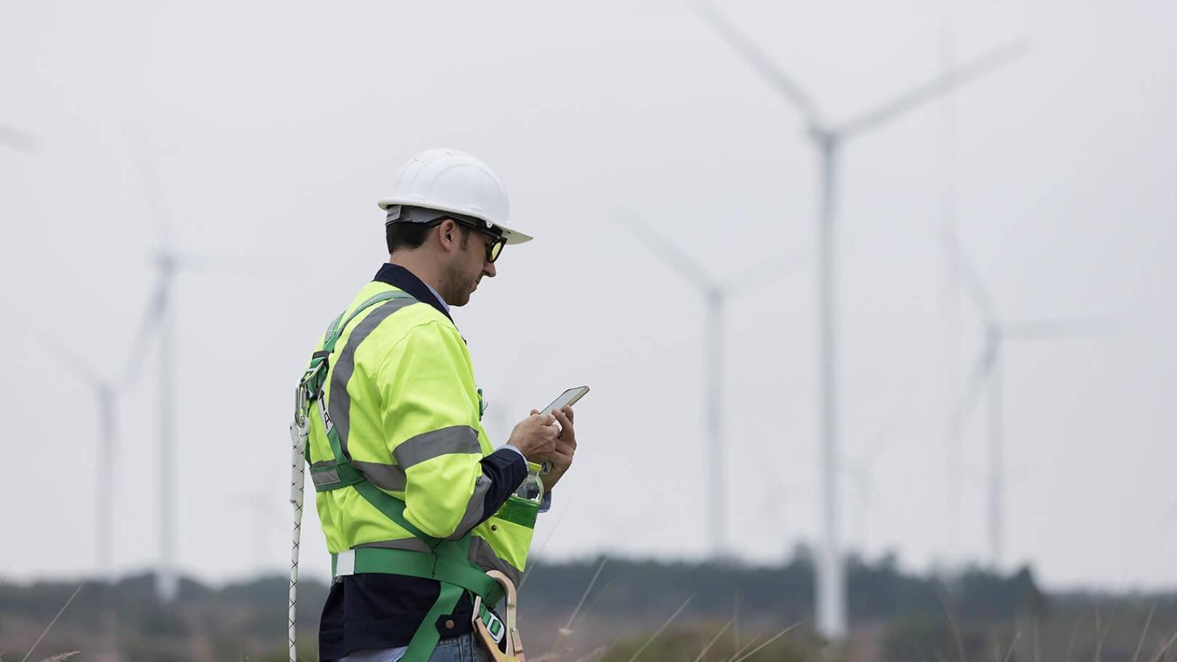 Imagen de archivo de un operario en un parque eólico