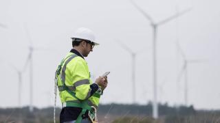 Imagen de archivo de un operario en un parque eólico