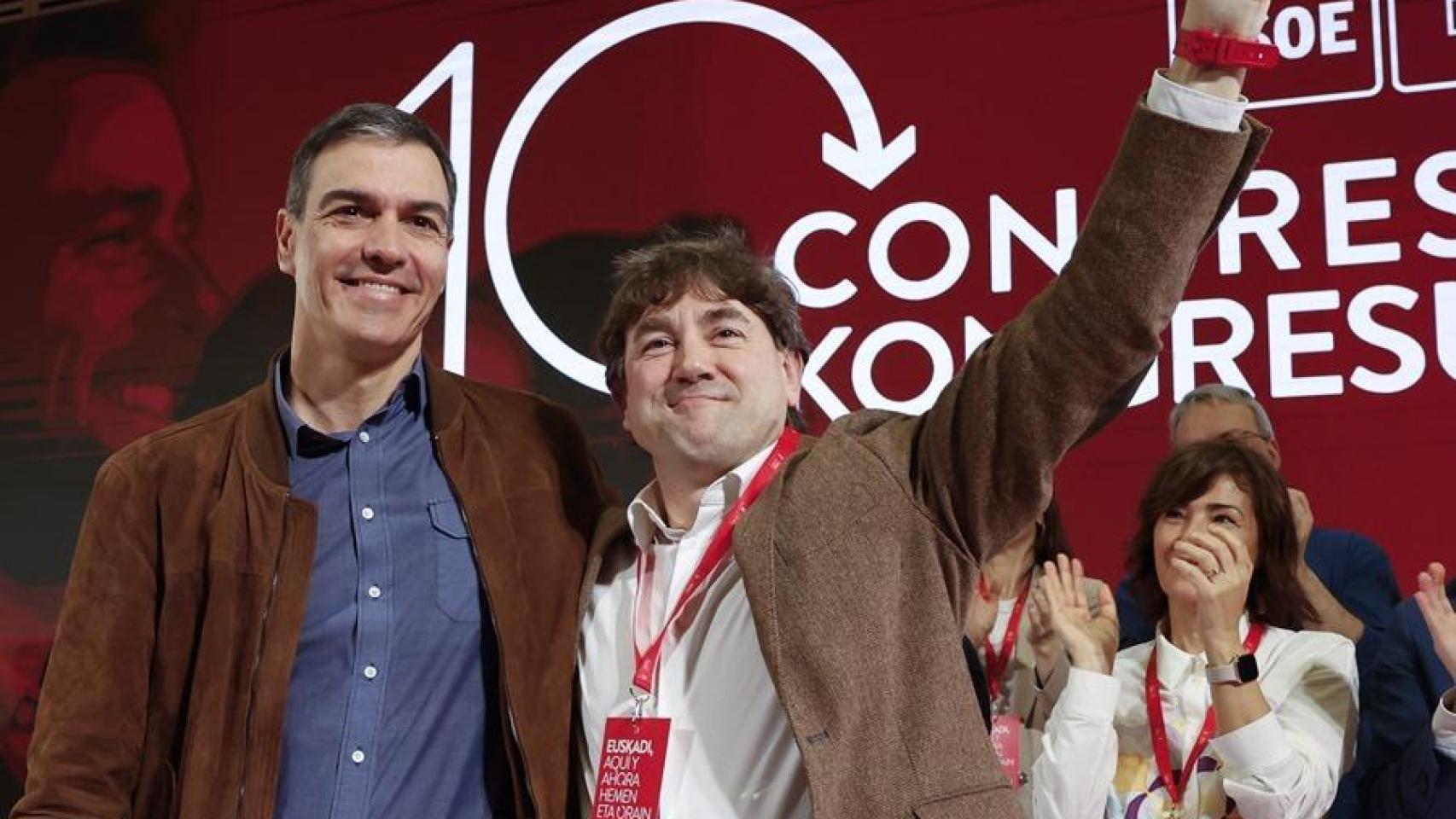 El presidente del Gobierno, Pedro Sánchez, y el secretario general del PSE-EE, Eneko Andueza