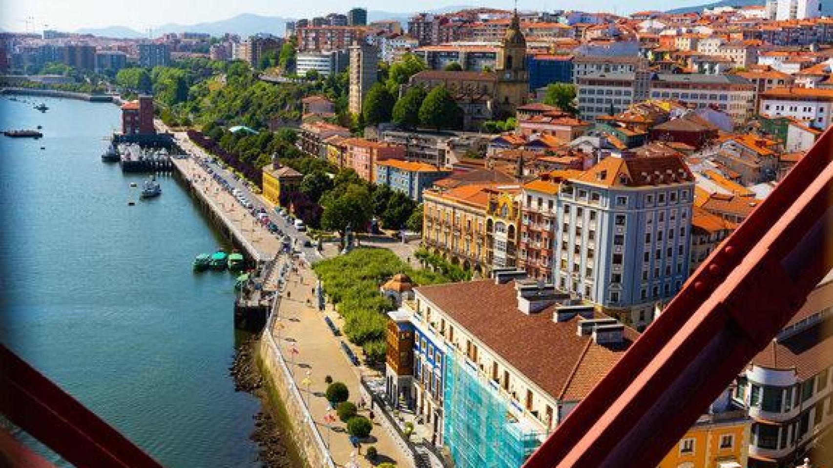 Imagen de la localidad de Portugalete desde el Puente de Bizkaia.
