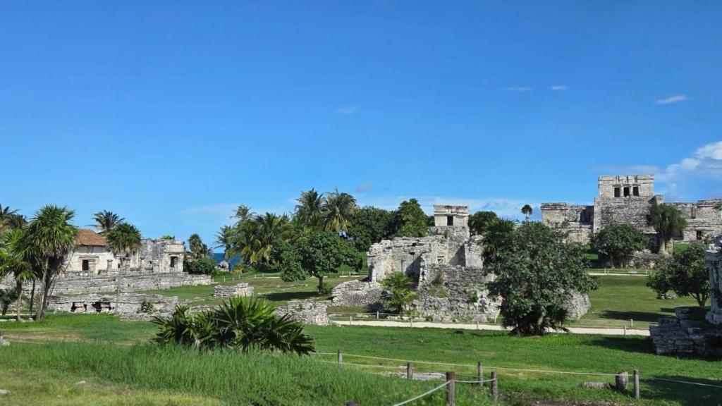 La oferta turística del sureste mexicano es extraordinaria: 24 zonas arqueológicas, como Tulum, pueblos mágicos, ciudades coloniales, reservas naturales, paraísos indígenas. El tren maya atraviesa dieciocho áreas naturales protegidas