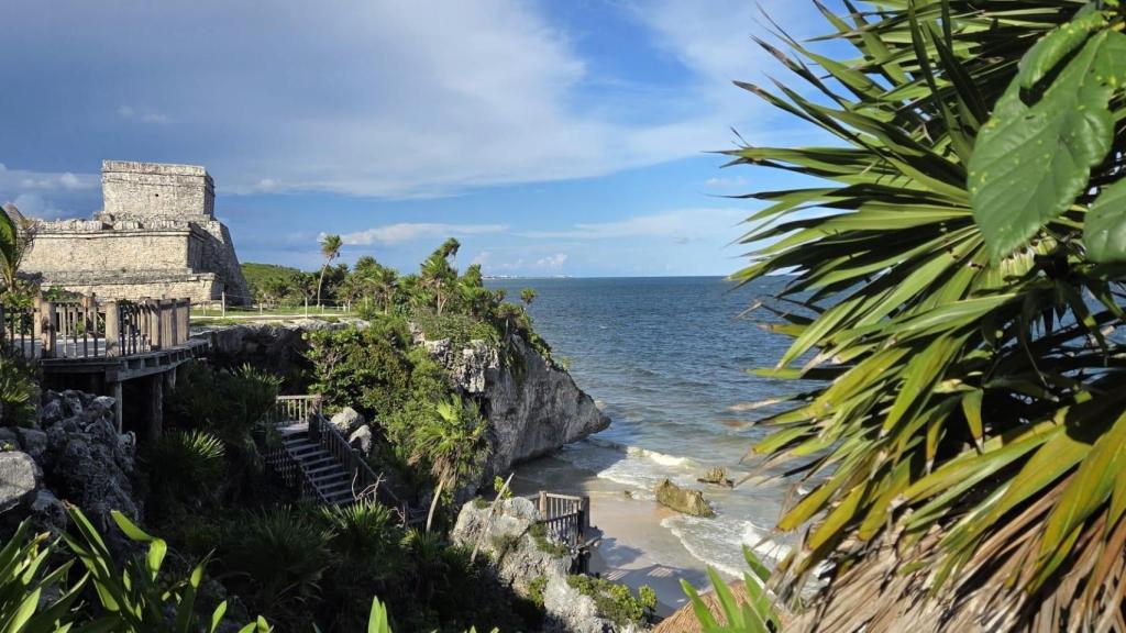 Solo el 10% de la ciudad arqueológica de Tulum ha sido restaurada, el resto es original. El Castillo, uno de los edificios más significativos, fue realmente un templo