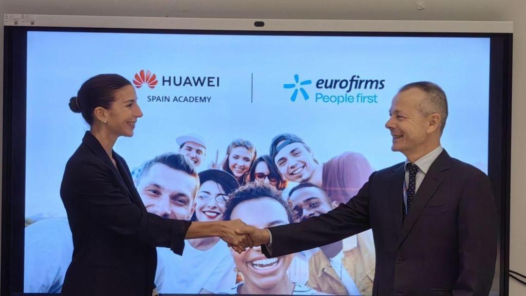De izquierda a derecha: Carmen González, vicepresidenta de Huawei España, y Miquel Jordá, presidente y CEO de Eurofirms
