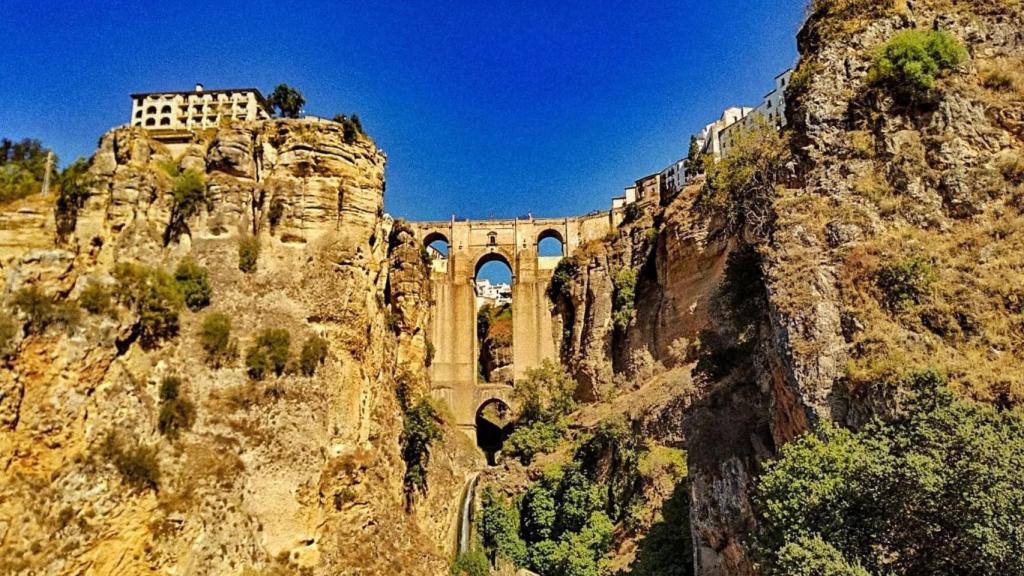 La provincia de Málaga está acostumbrada a los focos desde siempre. Y sobre Ronda se han posado cámaras de televisión decenas de veces, por lo que la icónica imagen de su Puente Nuevo es fácilmente reconocible incluso si nuestros pies nunca han pisado sus calles ni recorrido los cañones y montañas que le rodean