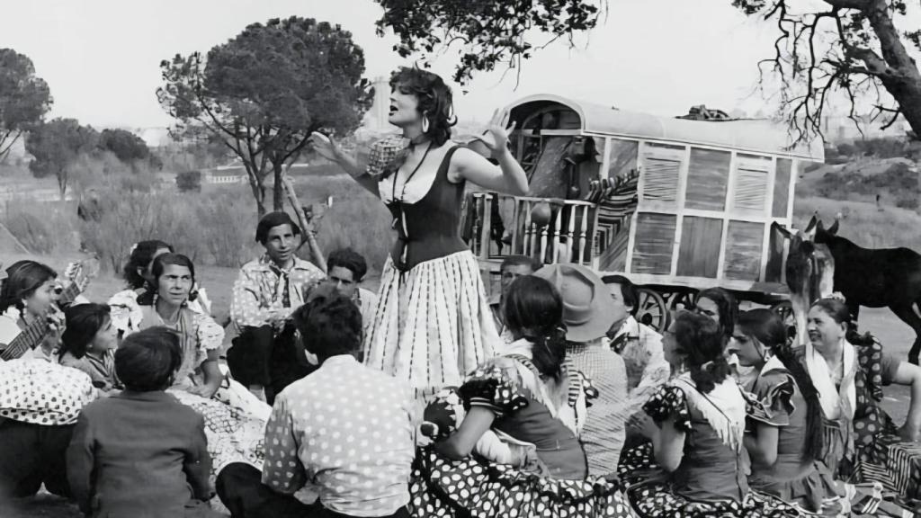 No fue la única, la primera ni la última versión de Carmen rodada en Ronda, aunque en el imaginario pervive la de Tulio Demicheli quien en 1959  grabó en blanco y negro Carmen la de Ronda con Sara Montiel y Jorge Mistral como protagonistas