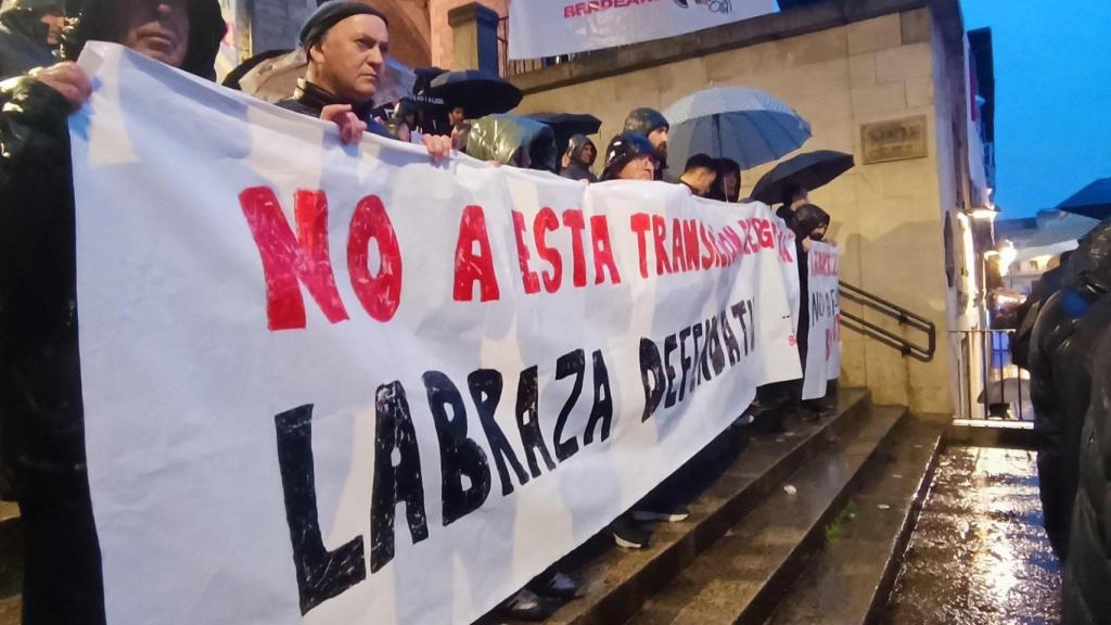 Una protesta contra parques eólicos en Vitoria / X