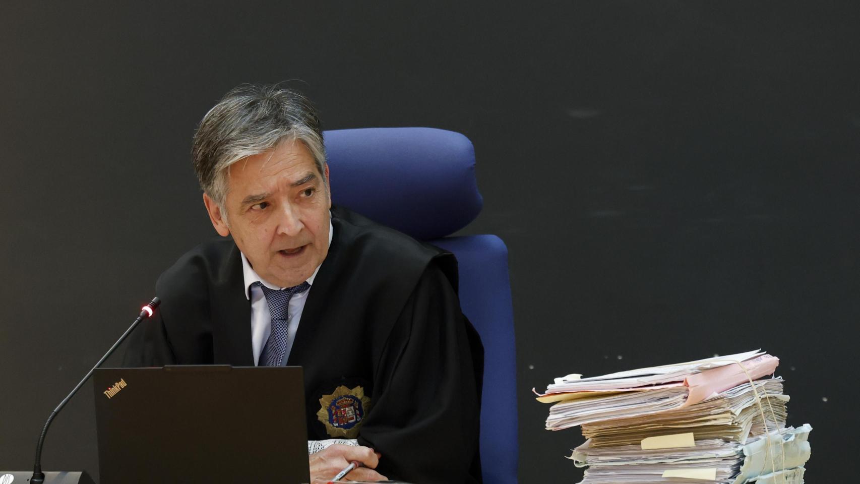 El magistrado que preside la sala en la Audiencia de Gipuzkoa, Augusto Maeso, durante el acto de lectura pública del fallo de la sentencia del caso del masajista acusado de agredir sexualmente a tres menores en San Sebastián