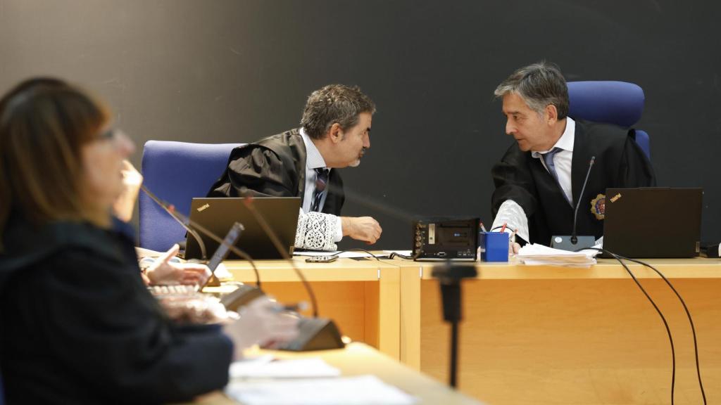 El magistrado que preside la sala en la Audiencia de Gipuzkoa, Augusto Maeso, durante el acto de lectura pública del fallo de la sentencia del caso del masajista acusado de agredir sexualmente a tres menores en San Sebastián