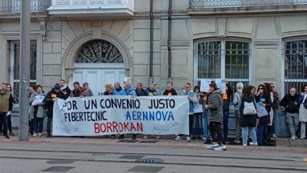 Trabajadores de la empresa se concentran frente al Parlamento vasco a 30 de octubre de 2025