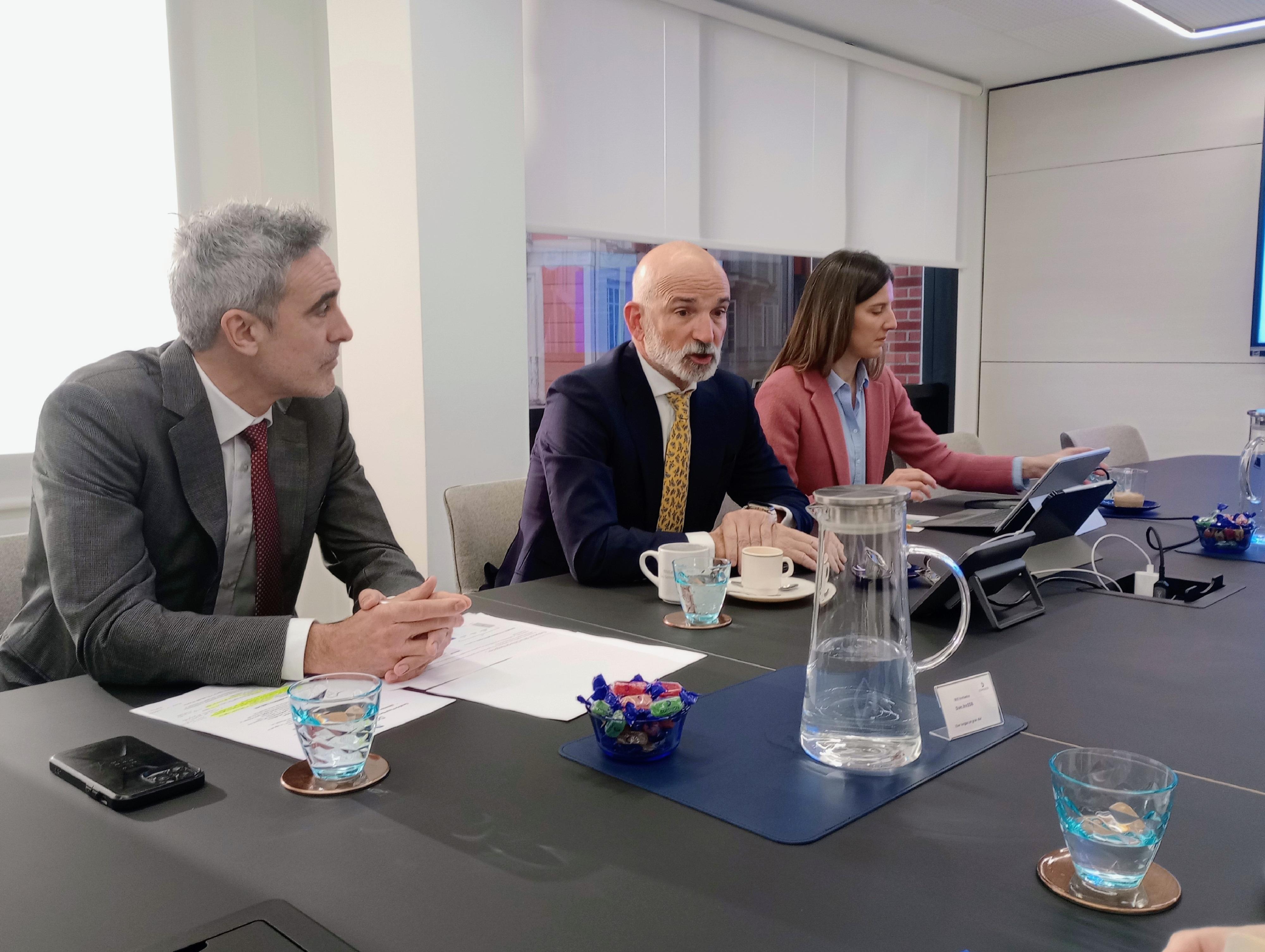 Mikel Barandiaran, CEO de Dominion, en el centro