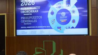 El consejero de Ciencia, Universidades e Innovación, Juan Ignacio Pérez, junto al parlamentario del PP vasco, Álvaro Gotxi