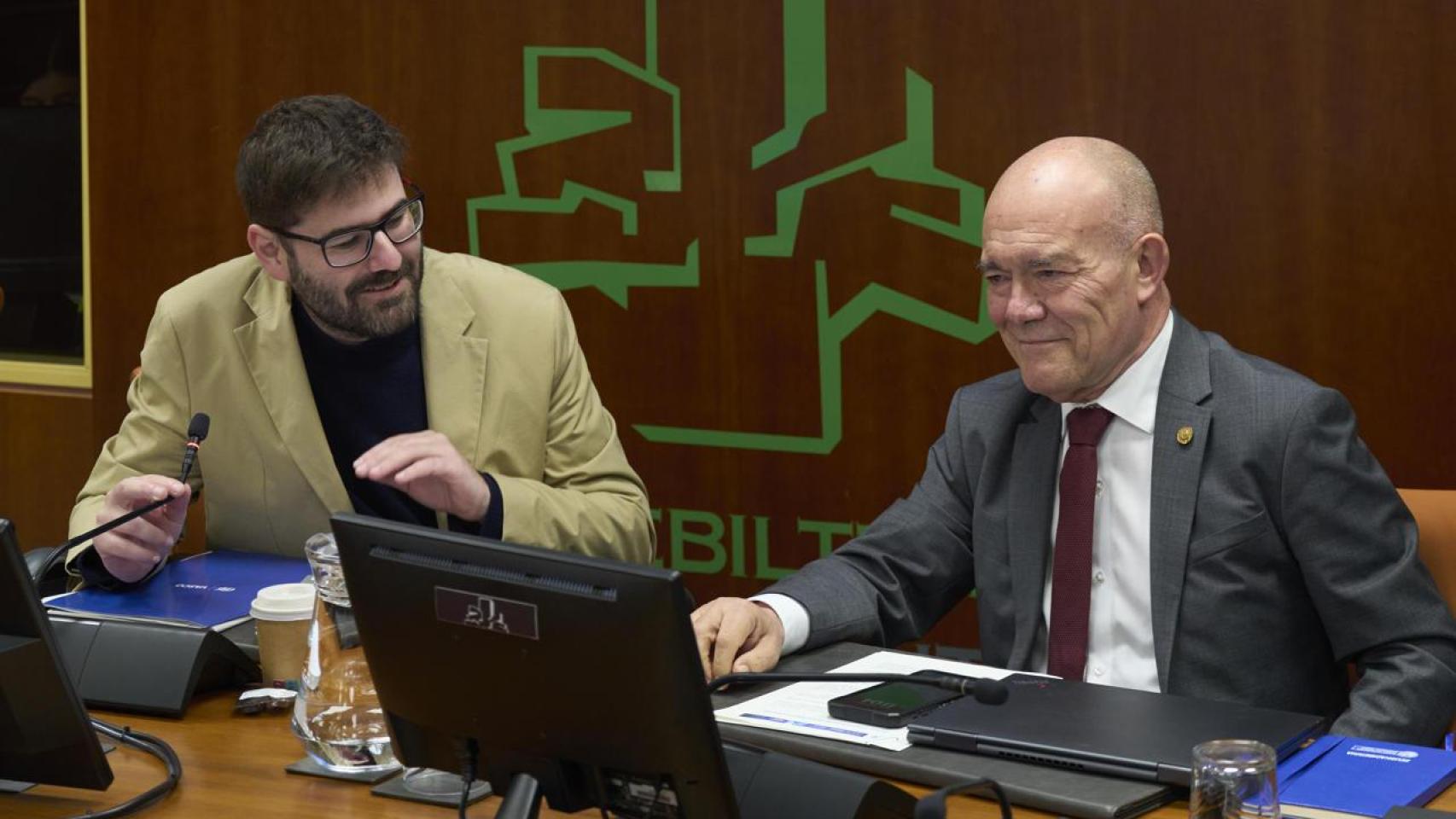 El consejero de Ciencia, Universidades e Innovación, Juan Ignacio Pérez, junto al parlamentario del PP vasco, Álvaro Gotxi