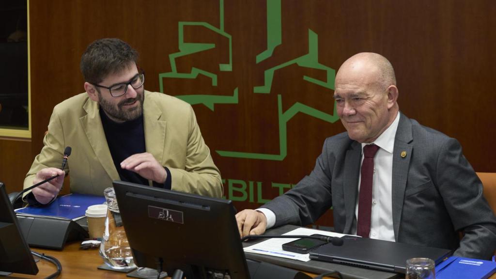 El consejero de Ciencia, Universidades e Innovación, Juan Ignacio Pérez, junto al parlamentario del PP vasco, Álvaro Gotxi