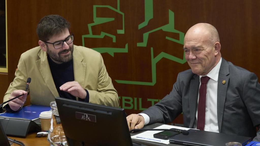 Álvaro Gotxi, del PP, junto al consejero de Ciencia y Universidades Juan Ignacio Pérez Iglesias