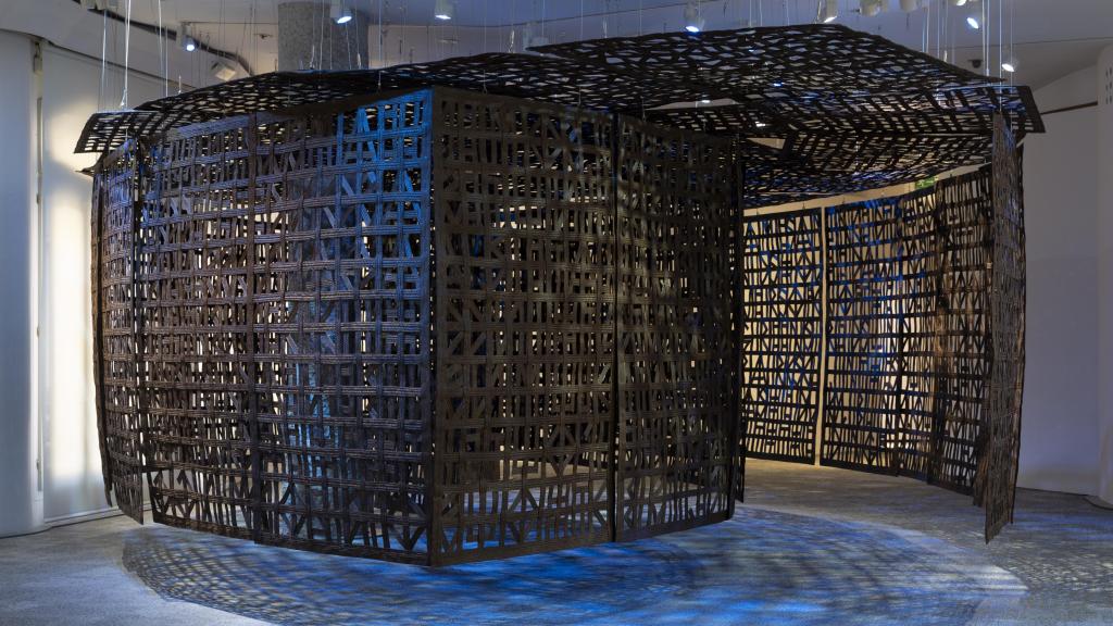 Una de las piezas de la serie más emblemática de la artista, Cristina Iglesias, 'Celosías', expuesta en La Pedrera